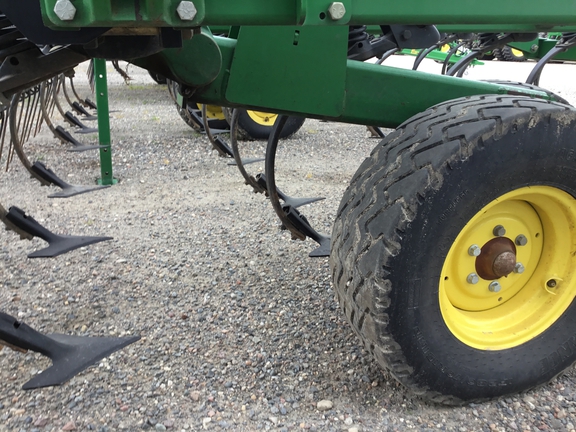 2009 John Deere 2210 Field Cultivator