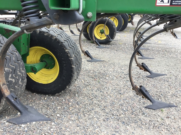 2009 John Deere 2210 Field Cultivator