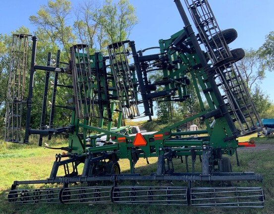 2010 John Deere 2210 Field Cultivator