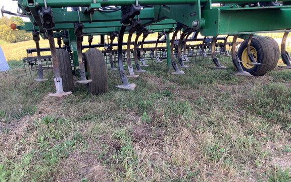 2010 John Deere 2210 Field Cultivator