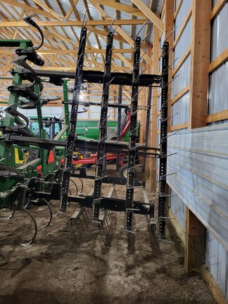 2012 John Deere 2210 Field Cultivator