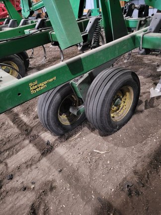 2012 John Deere 2210 Field Cultivator