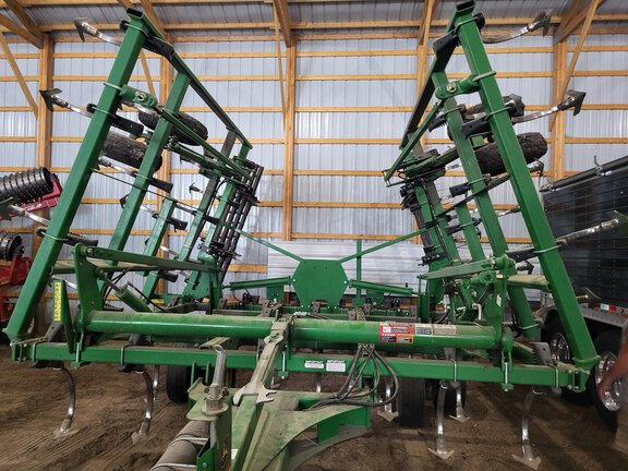 2012 John Deere 2210 Field Cultivator