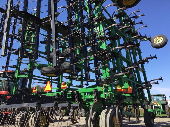 2013 John Deere 2210 Field Cultivator