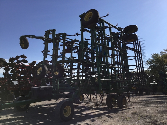 2013 John Deere 2210 Field Cultivator