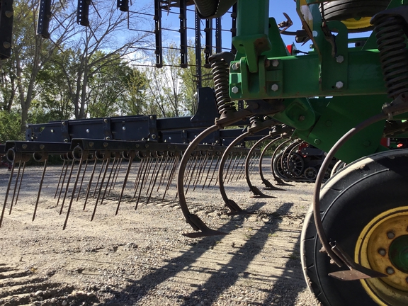 2013 John Deere 2210 Field Cultivator