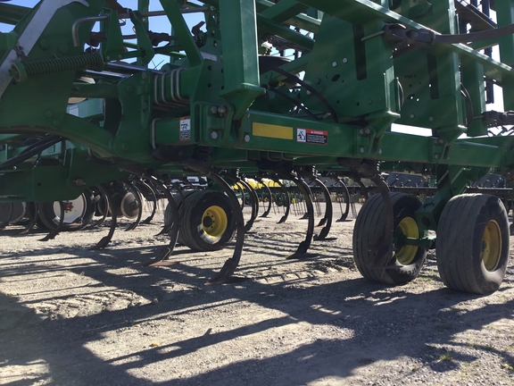 2013 John Deere 2210 Field Cultivator