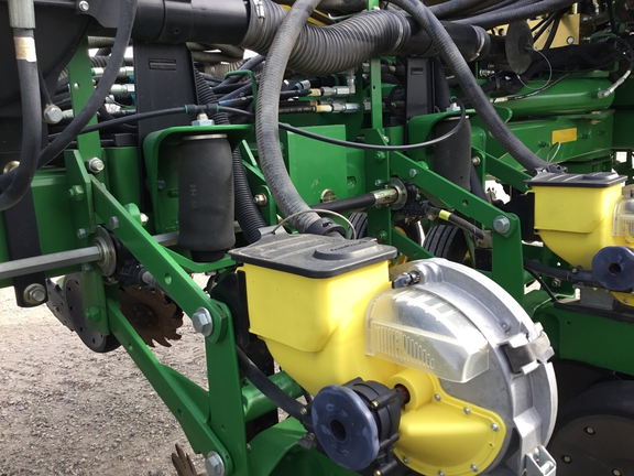 2013 John Deere 1770NT CCS Planter