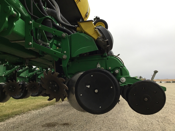 2015 John Deere 1775NT Planter