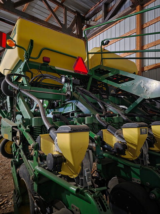 2004 John Deere 1790 Planter