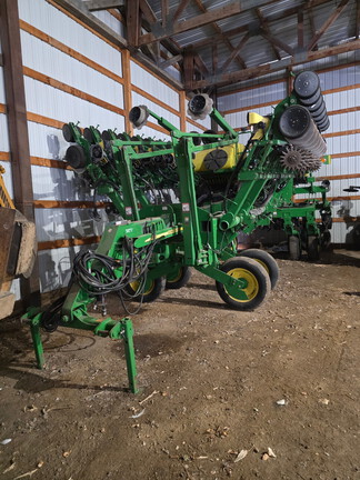 2004 John Deere 1790 Planter