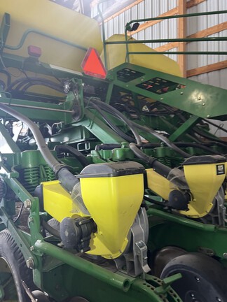 2004 John Deere 1790 Planter