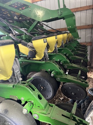2004 John Deere 1790 Planter