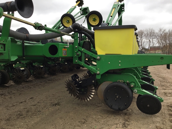 2002 John Deere 1770 Planter