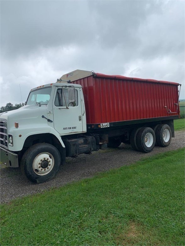 1985 International F2375 Truck