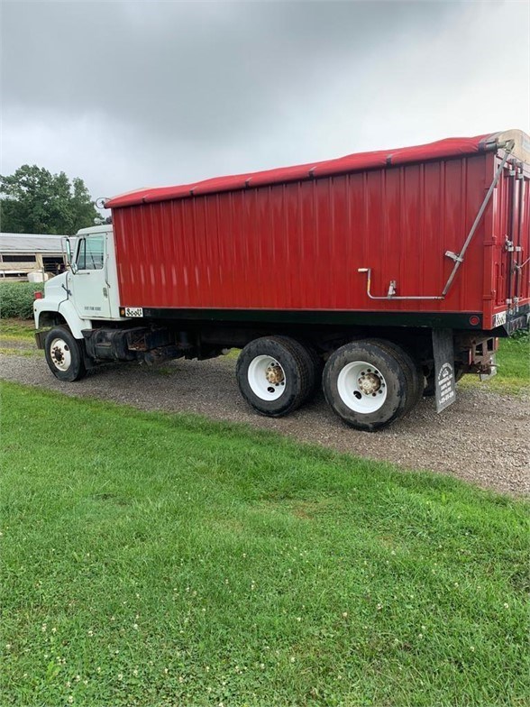 1985 International F2375 Truck