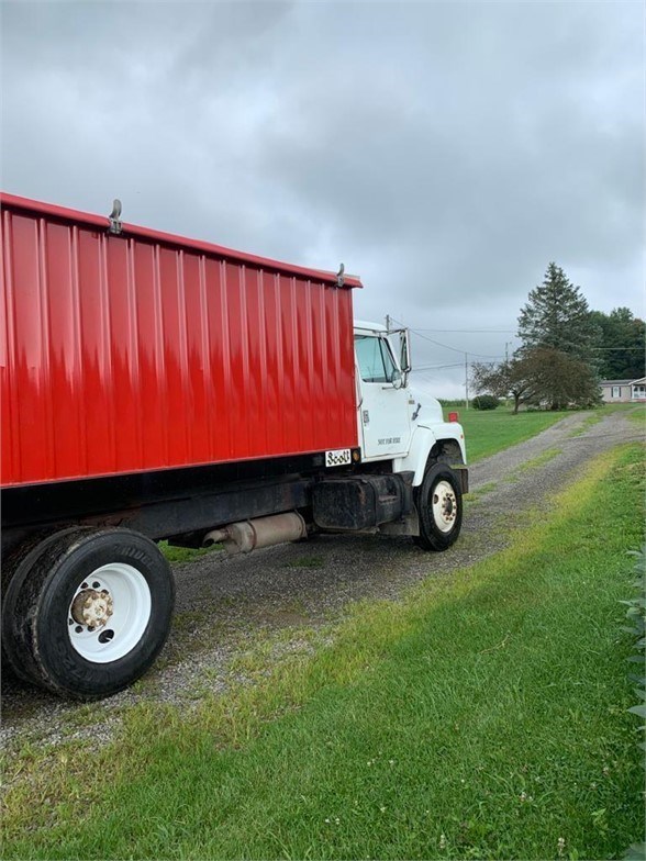 1985 International F2375 Truck