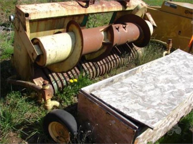 1982 John Deere 7' Header Hay Pickup