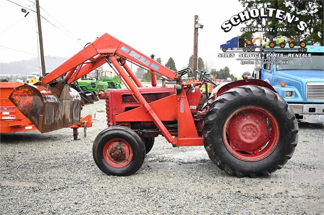 1961 International B275 Tractor