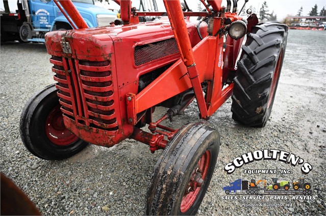 1961 International B275 Tractor