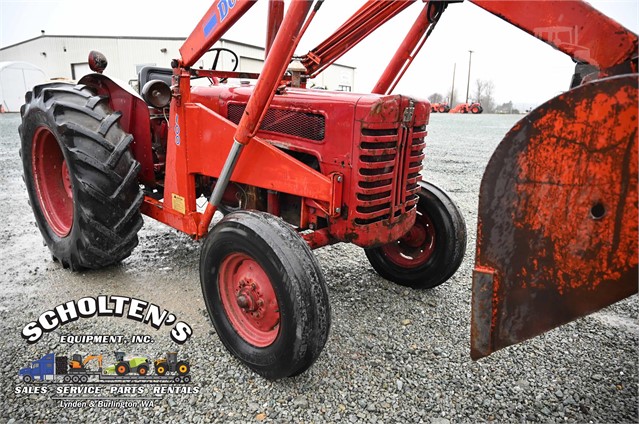 1961 International B275 Tractor