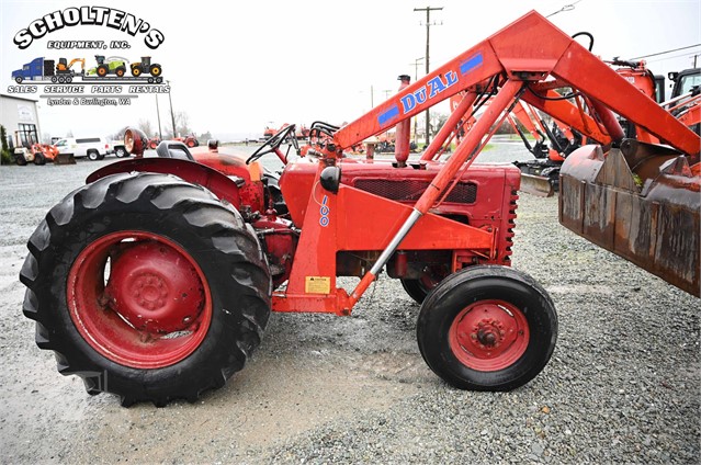 1961 International B275 Tractor