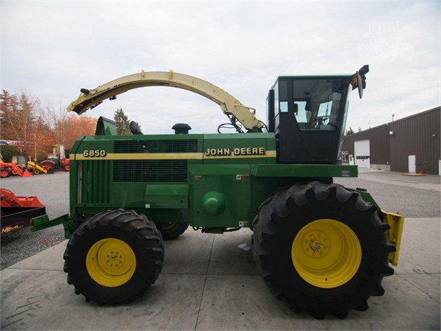 2001 John Deere 6850 Forage Harvester