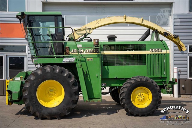 2001 John Deere 6850 Forage Harvester