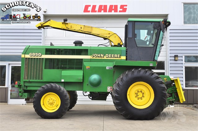 John Deere 6850 Forage Harvester