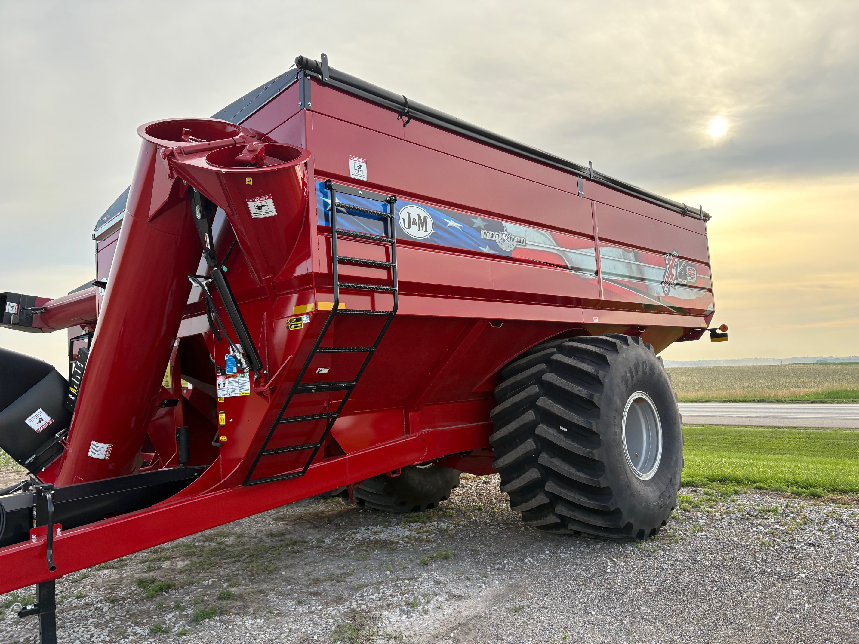 2024 J&M 1432-22S Grain Cart