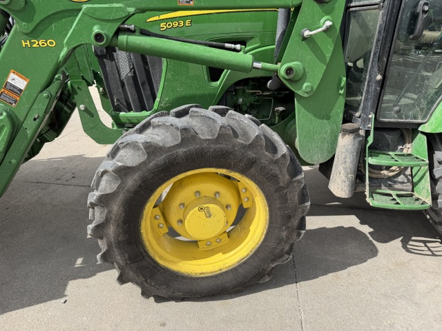 2013 John Deere 5093E Tractor