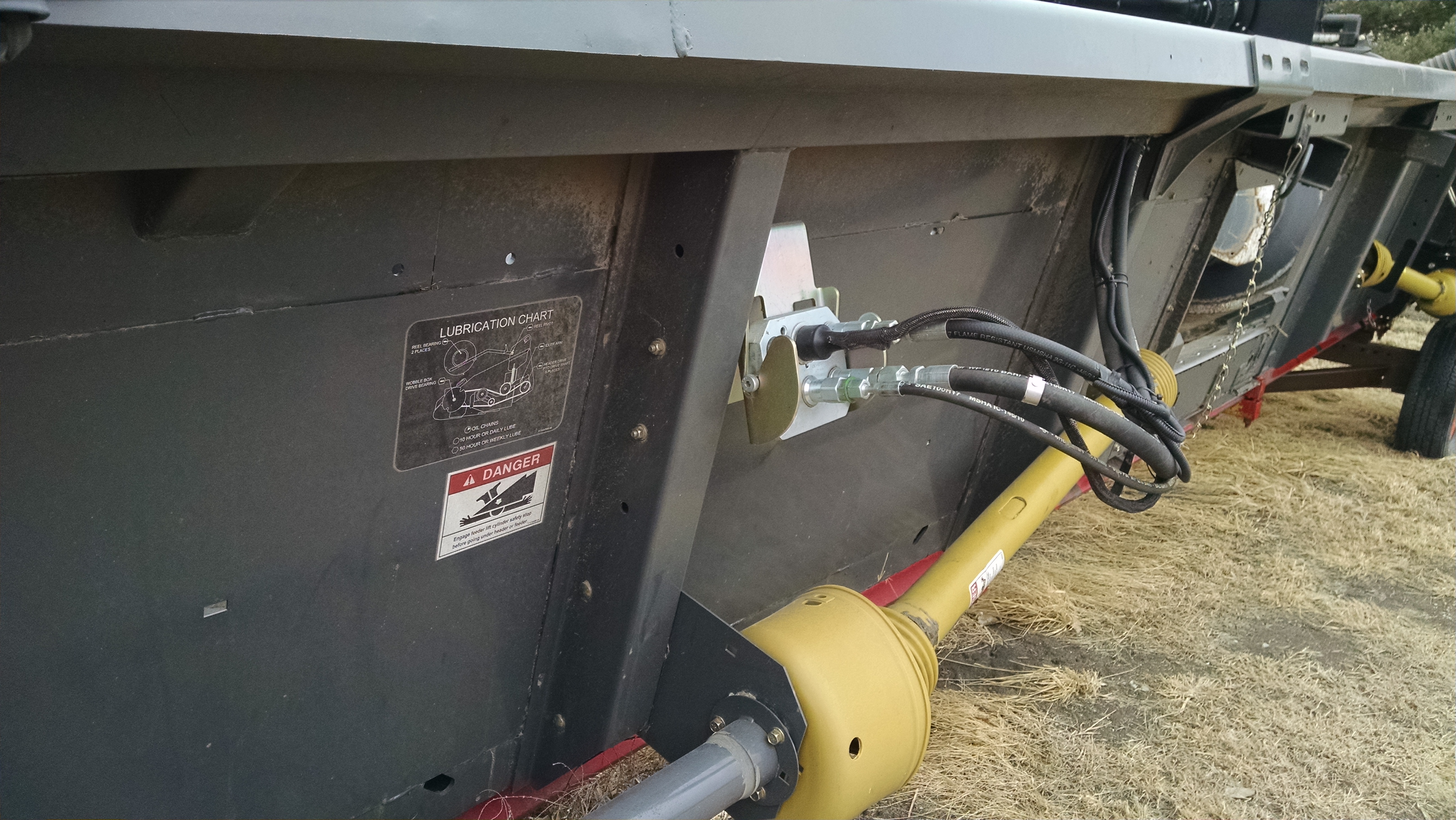 2009 Gleaner 8200 Header Combine