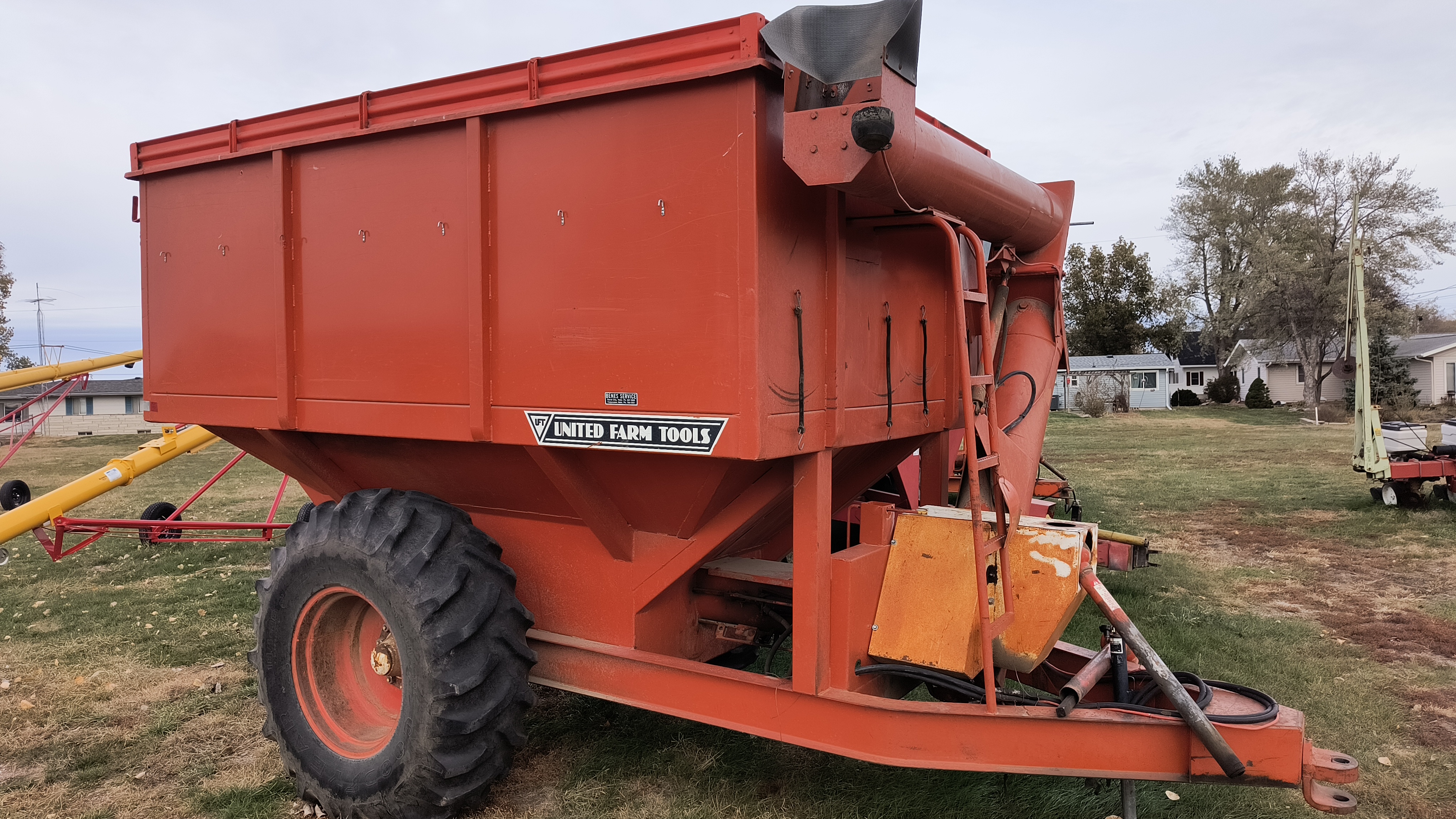 1985 United Farm Tools 400 Grain Cart