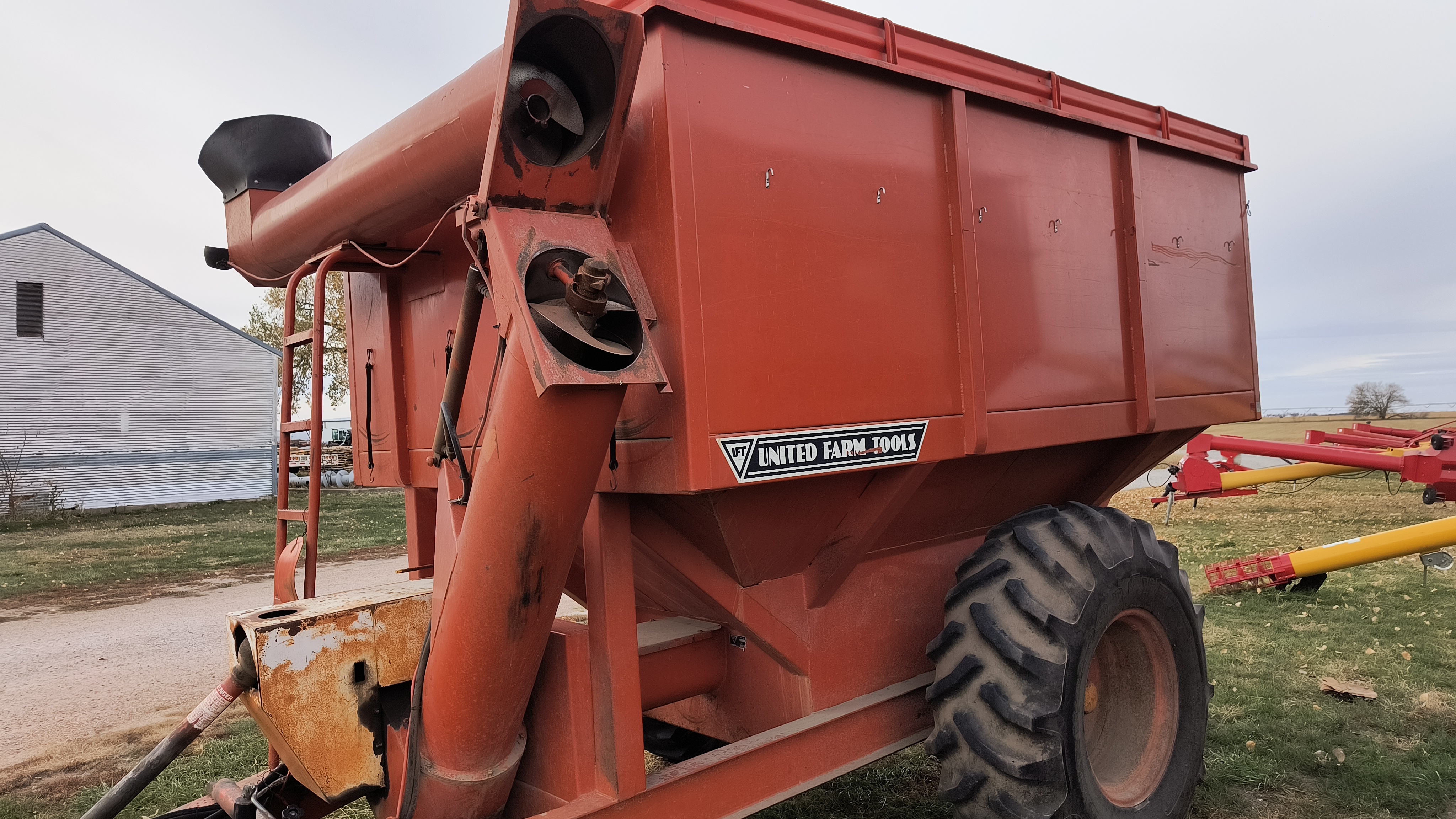 1985 United Farm Tools 400 Grain Cart