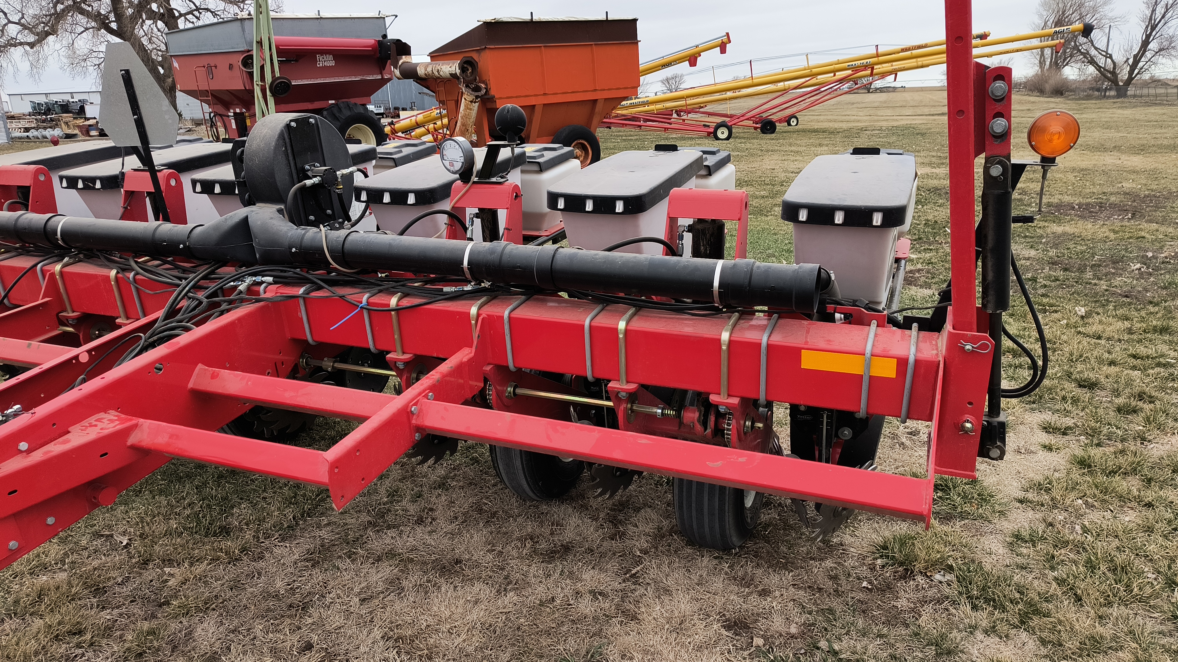 2021 White 9106 Planter