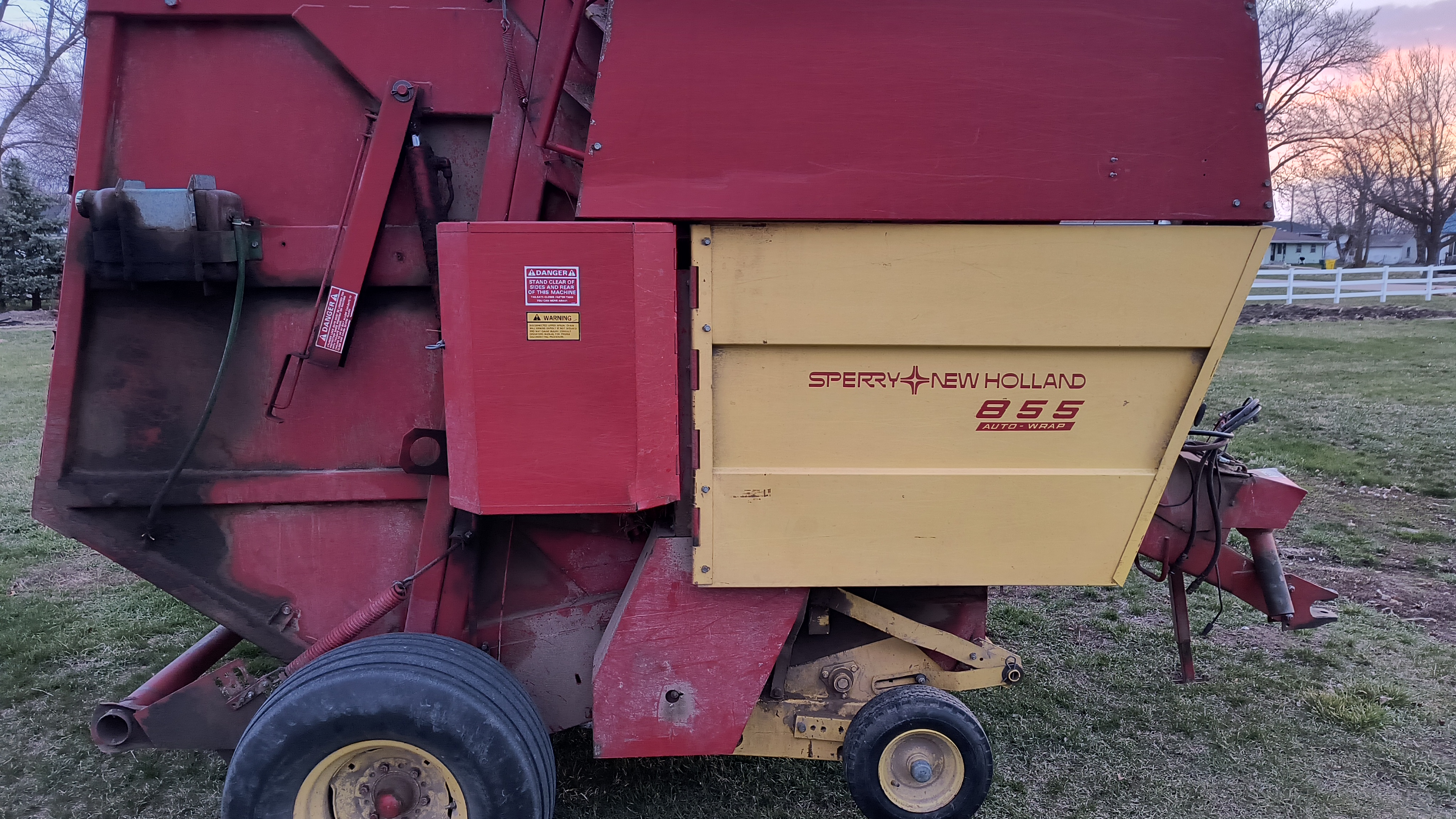 1983 New Holland 855 Baler/Round