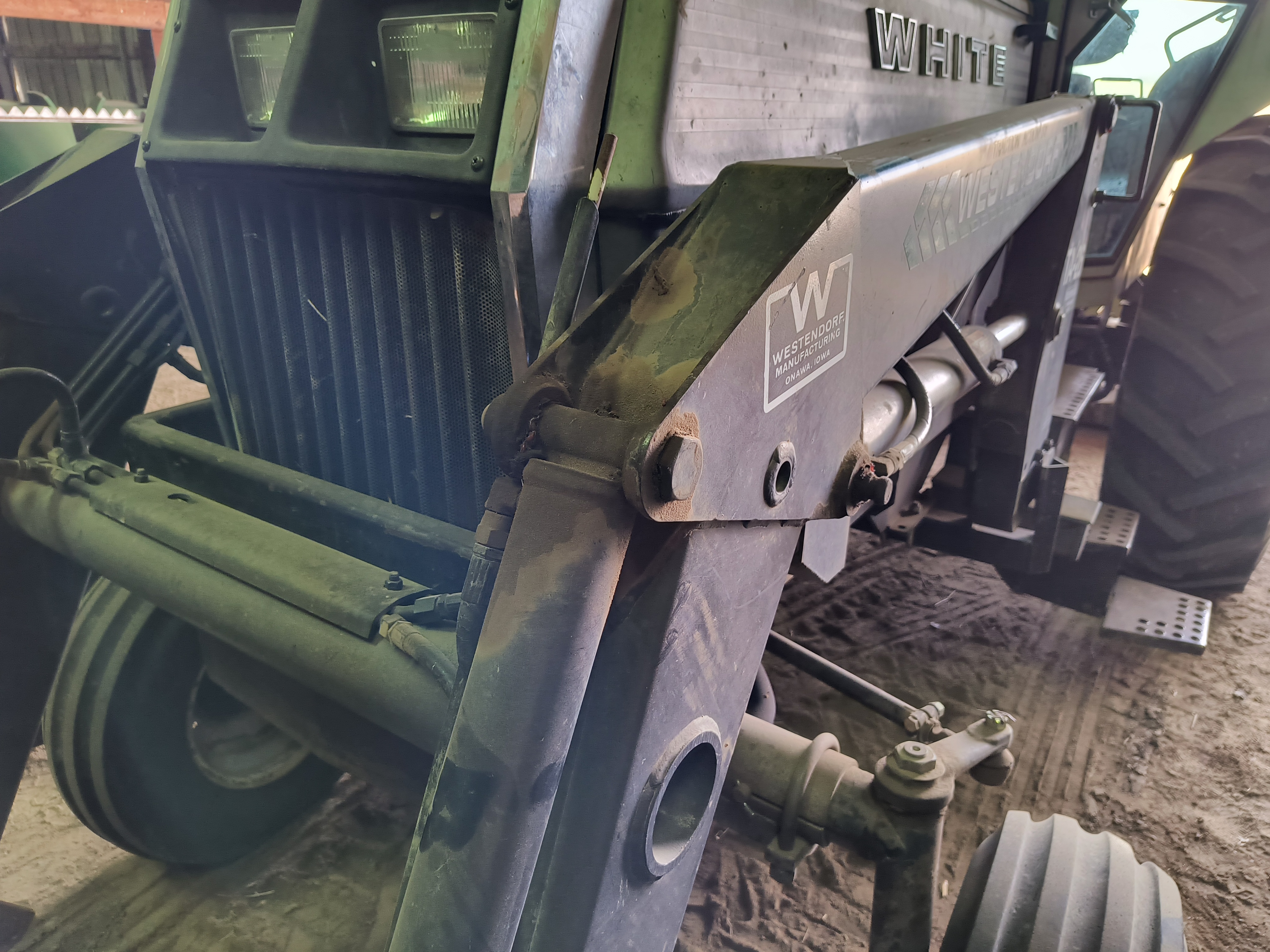 1976 AGCO White 2-85 Tractor