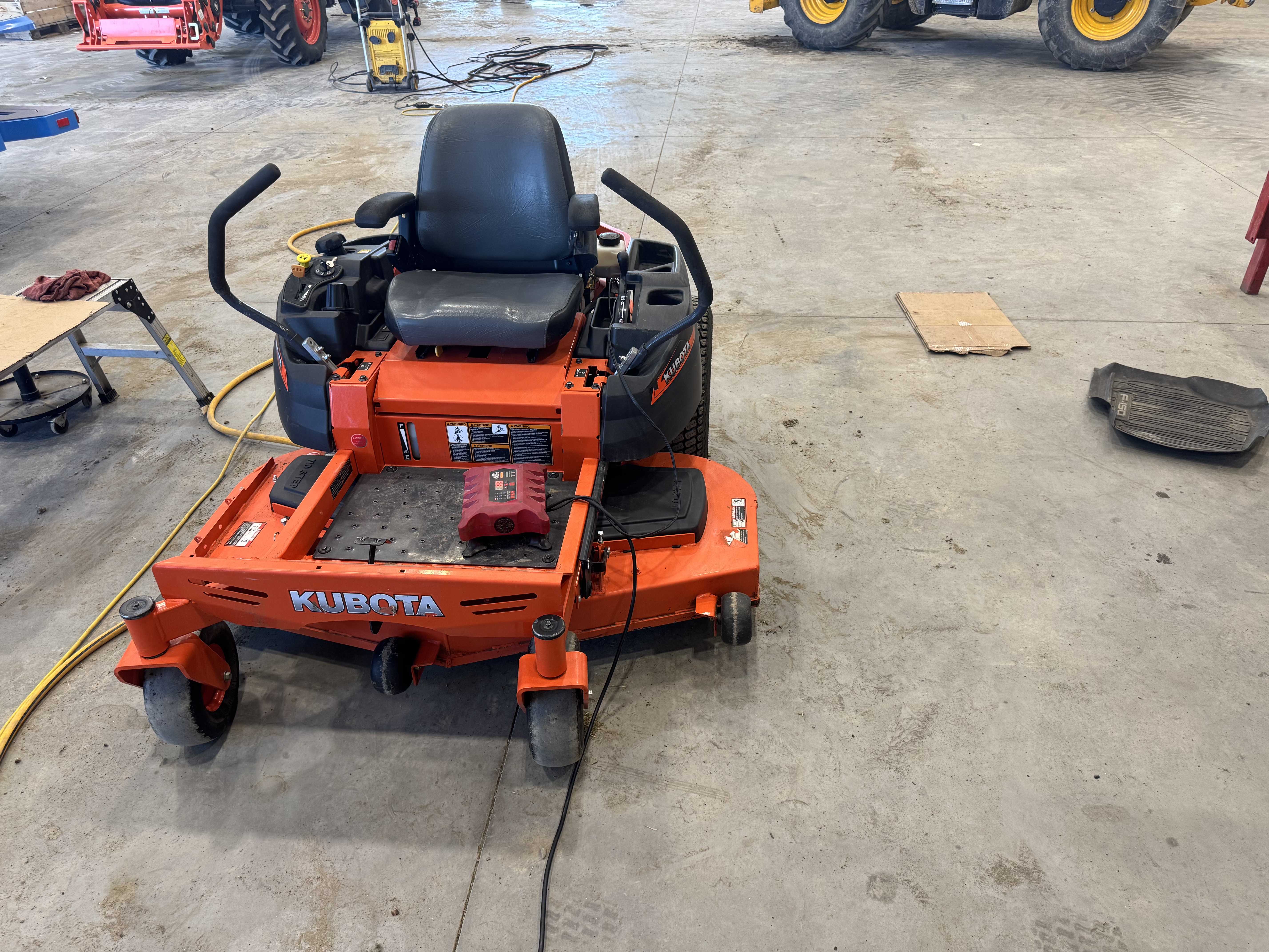 2018 Kubota Z125E Mower/Zero Turn