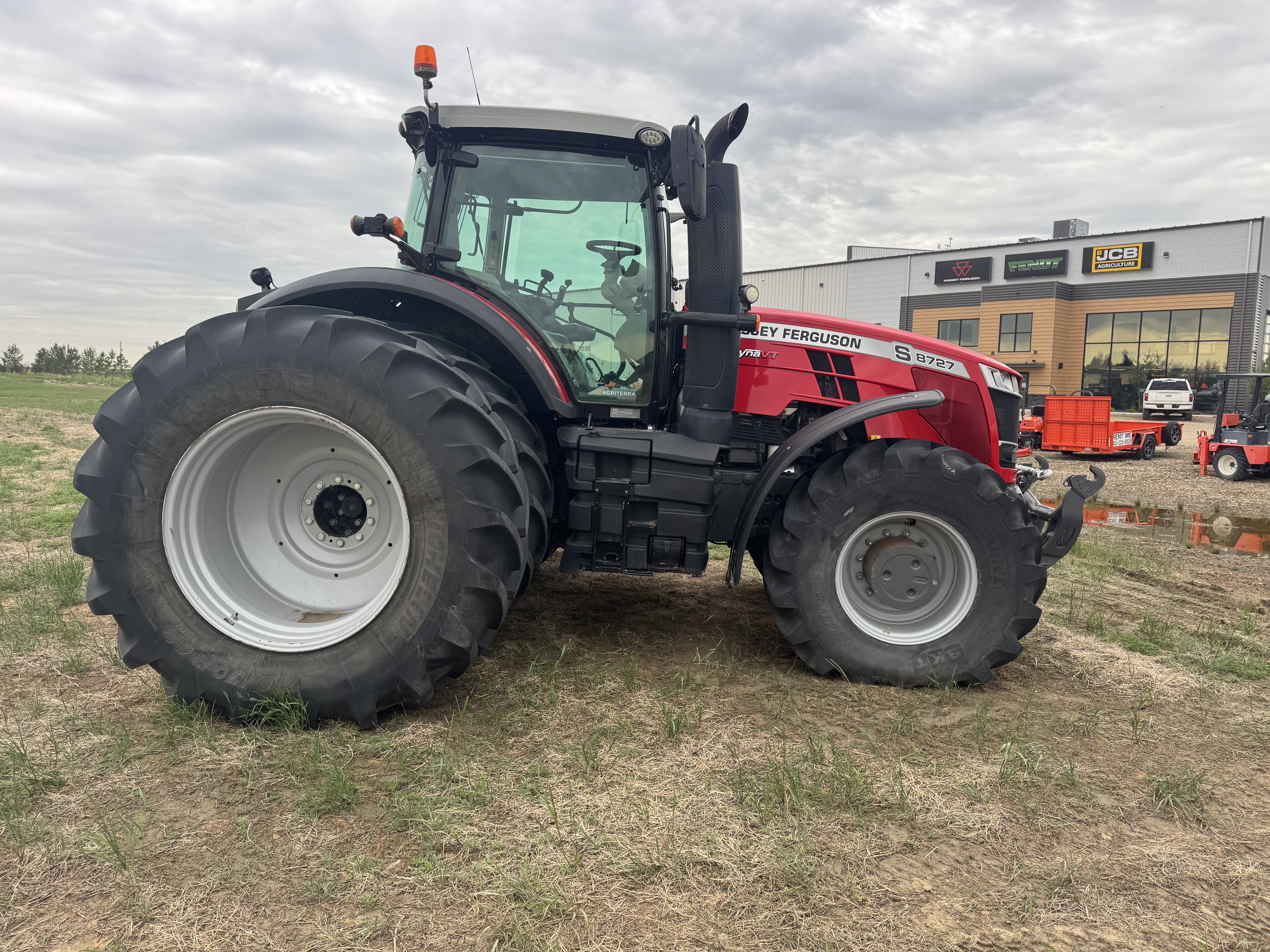 2018 Massey Ferguson 8727 Tractor