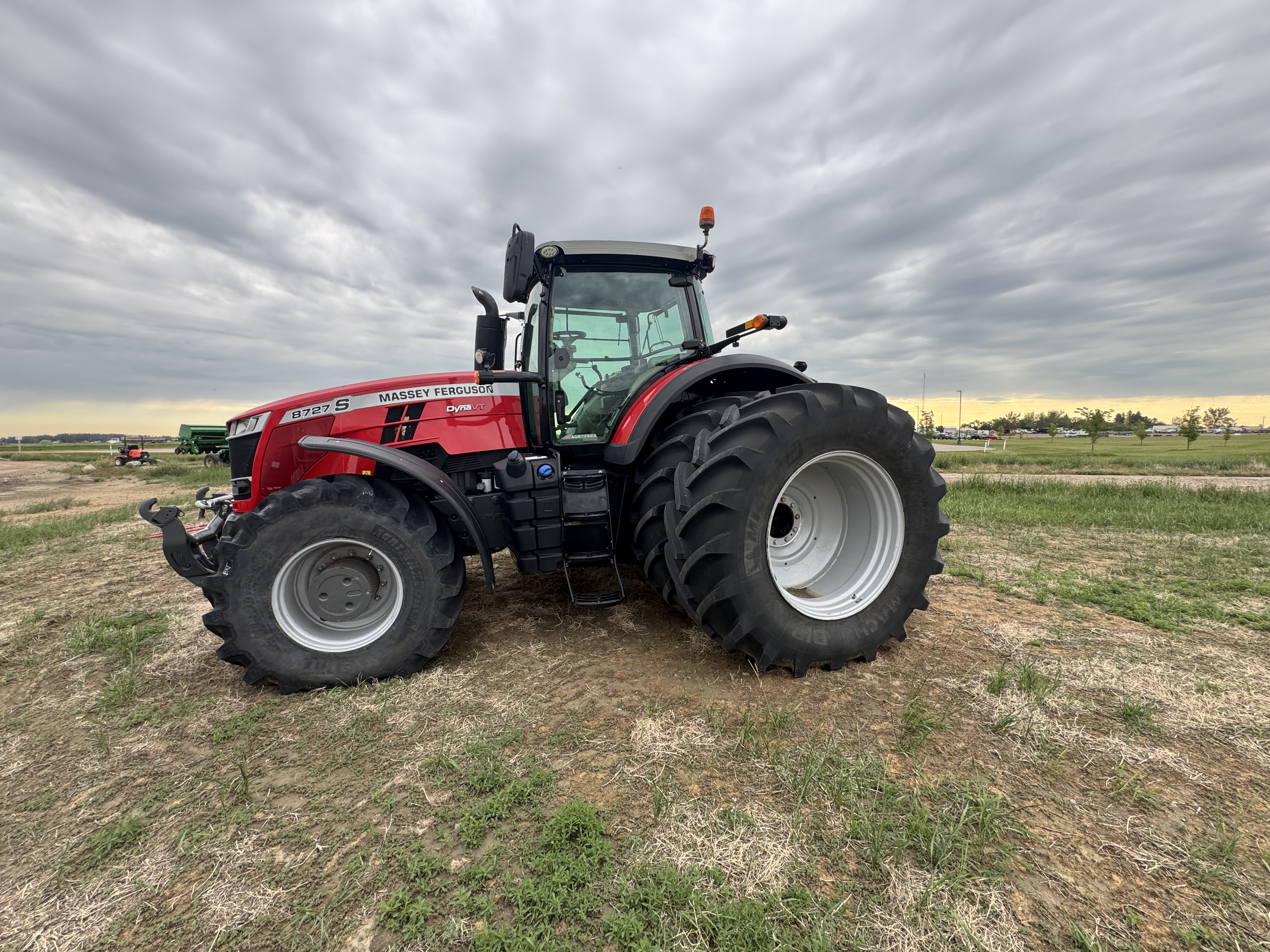 2018 Massey Ferguson 8727 Tractor