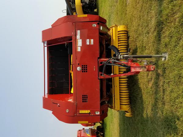 2011 New Holland BR7090 Baler/Round