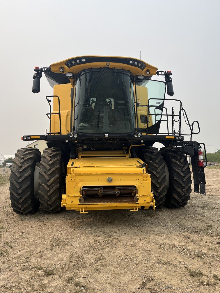 2021 New Holland CR8.90 Combine