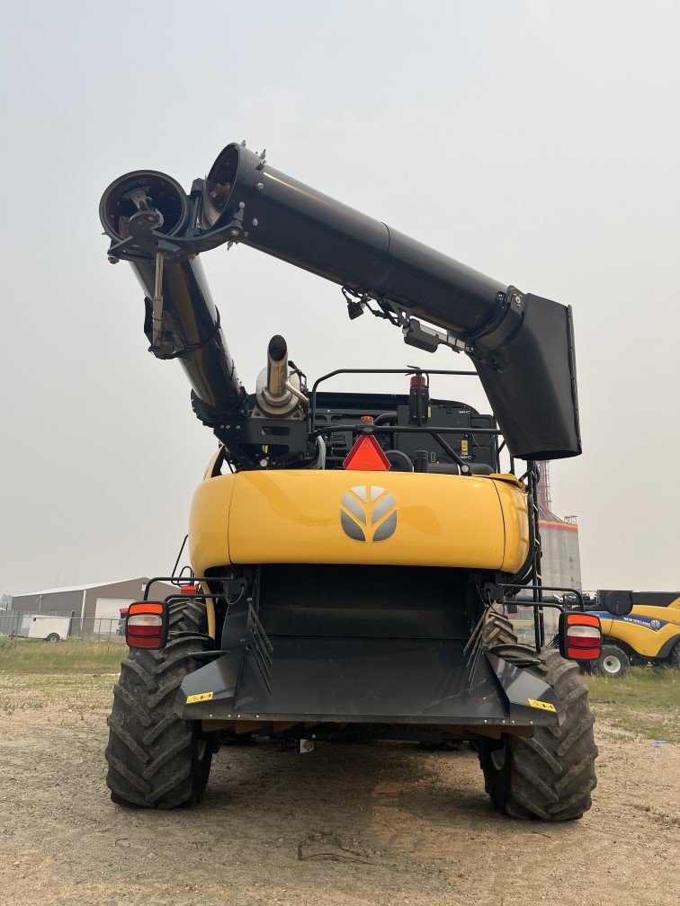 2021 New Holland CR8.90 Combine