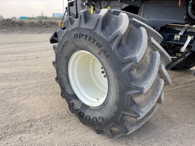 2013 New Holland CR9090 Combine