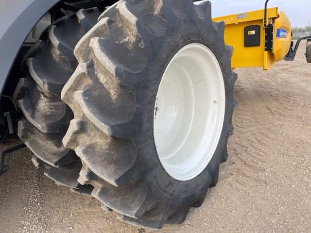 2013 New Holland CR9090 Combine