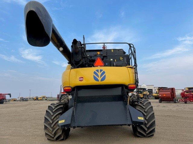 2013 New Holland CR9090 Combine