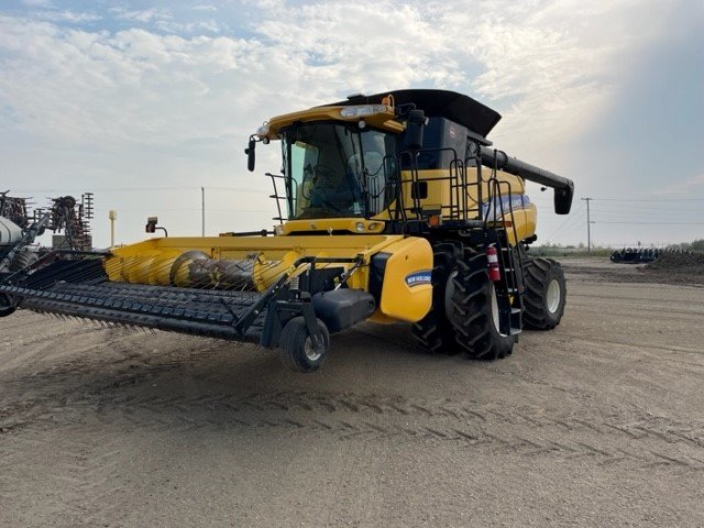 2013 New Holland CR9090 Combine