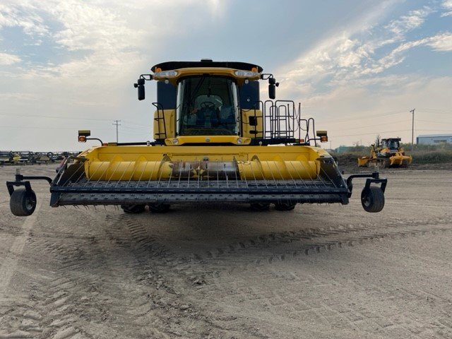 2013 New Holland CR9090 Combine