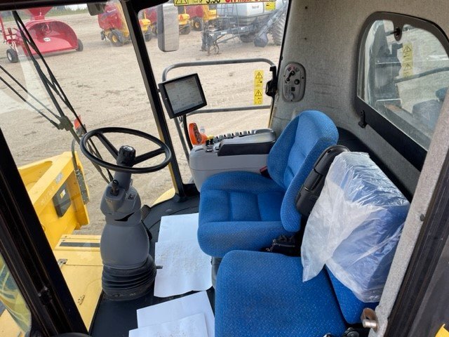 2013 New Holland CR9090 Combine