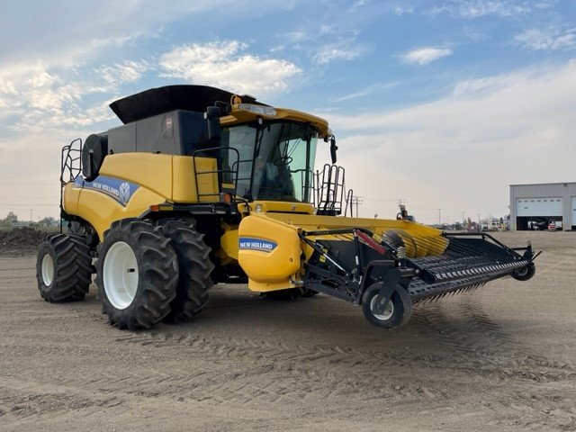 2013 New Holland CR9090 Combine
